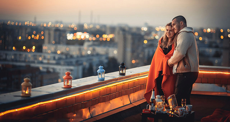 Романтическое свидание на крыше в Волгограде. Ultra Подарки. Купить романтическое свидание на крыше в Волгограде. Подарите самым близким незабываемые моменты и почувствуйте друг друга ещё ближе. Сервис UltraPodarki.ru 8 800 505 95 30. Романтическое свидание на крышев Волгограде, свидание на крышев Волгограде, свидание, сертификат на свидание на крыше, сертификат на свидание в Волгограде, купить свидание на крыше, купить свидание Волгоград