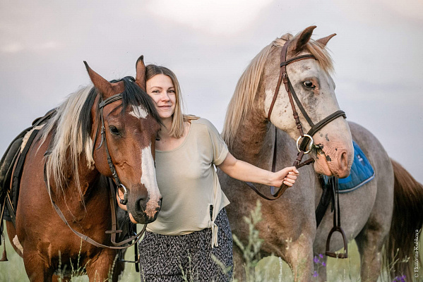 Конная прогулка для двоих в Волгограде. Подарочные сертификаты Ultra Подарки. Купить оригинальный подарок или подарочный сертификат на Конную прогулка для двоих в Волгограде. Сервис UltraPodarki.ru 8-800-505-9530. Катание на лошадях, Прогулка на лошади, Прогулка на лошадях для двоих, кони, конный клуб, конный клуб Солнечная долина, конная прогулка, конная прогулка в Волгограде