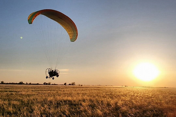 Полёт с инструктором на параплане в Волгограде. Ultra Подарки. Полёт с инструктором на параплане в Волгограде. Попробуйте полёт на двухместном параплане над столицей. Сервис: UltraPodarki.ru 8 800 505 95 30. Полёт на параплане, полёт на параплане Волгоград, полёт с инструктором на параплане Волгоград, полёт с инструктором на параплане, параплан Волгоград, параплан, парапланеризм Волгоград, купить параплан Волгоград