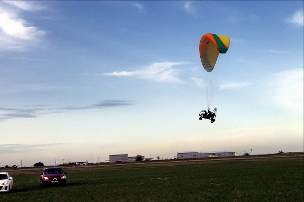 Полёт с инструктором на параплане в Волгограде. Ultra Подарки. Полёт с инструктором на параплане в Волгограде. Попробуйте полёт на двухместном параплане над столицей. Сервис: UltraPodarki.ru 8 800 505 95 30. Полёт на параплане, полёт на параплане Волгоград, полёт с инструктором на параплане Волгоград, полёт с инструктором на параплане, параплан Волгоград, параплан, парапланеризм Волгоград, купить параплан Волгоград
