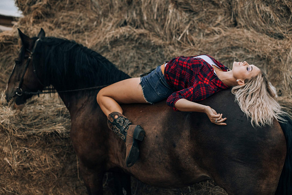 Конная прогулка для двоих в Волгограде. Подарочные сертификаты Ultra Подарки. Купить оригинальный подарок или подарочный сертификат на Конную прогулка для двоих в Волгограде. Сервис UltraPodarki.ru 8-800-505-9530. Катание на лошадях, Прогулка на лошади, Прогулка на лошадях для двоих, кони, конный клуб, конный клуб Солнечная долина, конная прогулка, конная прогулка в Волгограде