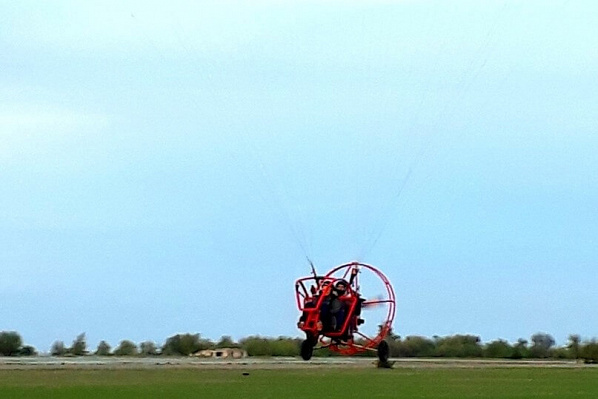 Полёт с инструктором на параплане в Волгограде. Ultra Подарки. Полёт с инструктором на параплане в Волгограде. Попробуйте полёт на двухместном параплане над столицей. Сервис: UltraPodarki.ru 8 800 505 95 30. Полёт на параплане, полёт на параплане Волгоград, полёт с инструктором на параплане Волгоград, полёт с инструктором на параплане, параплан Волгоград, параплан, парапланеризм Волгоград, купить параплан Волгоград