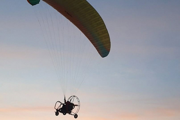 Полёт с инструктором на параплане в Волгограде. Ultra Подарки. Полёт с инструктором на параплане в Волгограде. Попробуйте полёт на двухместном параплане над столицей. Сервис: UltraPodarki.ru 8 800 505 95 30. Полёт на параплане, полёт на параплане Волгоград, полёт с инструктором на параплане Волгоград, полёт с инструктором на параплане, параплан Волгоград, параплан, парапланеризм Волгоград, купить параплан Волгоград