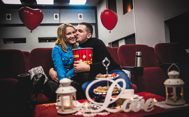 Романтическое свидание в кинотеатре в Волгограде. Ultra Подарки. Купить романтическое свидание в кинотеатре в Волгограде. Подарите самым близким незабываемые моменты и признайтесь в искренних чувствах. Сервис UltraPodarki.ru 8-800-505-95-30. Романтическое свидание в кинотеатре в Волгограде, свидание в Волгограде, свидание в кинотеатре, сертификат на свидание в кинотеатре, сертификат на свидание в Волгограде, купить свидание, купить свидание Волгоград, первое свидание, девушка свидание, хороший кинотеатре, романтический кинотеатре, романтический вечер, романтический ужин, романтические любимому, романтическая музыка