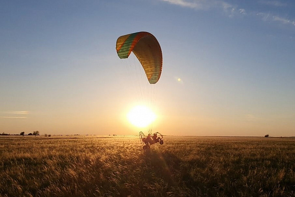 Полёт с инструктором на параплане в Волгограде. Ultra Подарки. Полёт с инструктором на параплане в Волгограде. Попробуйте полёт на двухместном параплане над столицей. Сервис: UltraPodarki.ru 8 800 505 95 30. Полёт на параплане, полёт на параплане Волгоград, полёт с инструктором на параплане Волгоград, полёт с инструктором на параплане, параплан Волгоград, параплан, парапланеризм Волгоград, купить параплан Волгоград