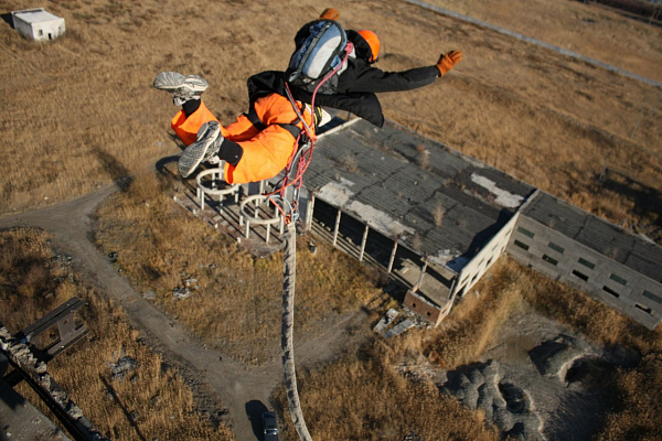 Роупджампинг - прыжки с верёвкой в Волгограде. Подарочные сертификаты Ultra Подарки. Роупджампинг в Волгограде - Экстремальный оригинальный подарок или подарочный сертификат на Роупджампинг - прыжки с верёвкой. Сервис UltraPodarki.ru 8-800-505-95-30. роупджампинг Волгоград, прыжок веревка Волгоград, роупджампинг, прыжок веревка, прыжок с веревкой, Подарок, подарочный сертификат, экстрим, экстремальный подарок
