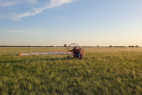 Полёт с инструктором на параплане в Волгограде. Ultra Подарки. Полёт с инструктором на параплане в Волгограде. Попробуйте полёт на двухместном параплане над столицей. Сервис: UltraPodarki.ru 8 800 505 95 30. Полёт на параплане, полёт на параплане Волгоград, полёт с инструктором на параплане Волгоград, полёт с инструктором на параплане, параплан Волгоград, параплан, парапланеризм Волгоград, купить параплан Волгоград