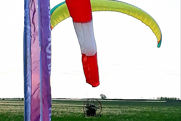 Полёт с инструктором на параплане в Волгограде. Ultra Подарки. Полёт с инструктором на параплане в Волгограде. Попробуйте полёт на двухместном параплане над столицей. Сервис: UltraPodarki.ru 8 800 505 95 30. Полёт на параплане, полёт на параплане Волгоград, полёт с инструктором на параплане Волгоград, полёт с инструктором на параплане, параплан Волгоград, параплан, парапланеризм Волгоград, купить параплан Волгоград