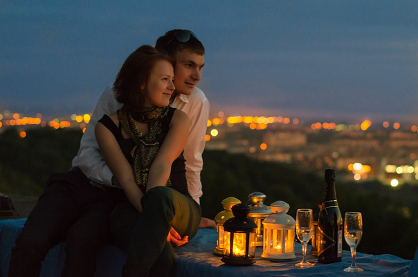 Романтическое свидание на крыше в Волгограде. Ultra Подарки. Купить романтическое свидание на крыше в Волгограде. Подарите самым близким незабываемые моменты и почувствуйте друг друга ещё ближе. Сервис UltraPodarki.ru 8 800 505 95 30. Романтическое свидание на крышев Волгограде, свидание на крышев Волгограде, свидание, сертификат на свидание на крыше, сертификат на свидание в Волгограде, купить свидание на крыше, купить свидание Волгоград