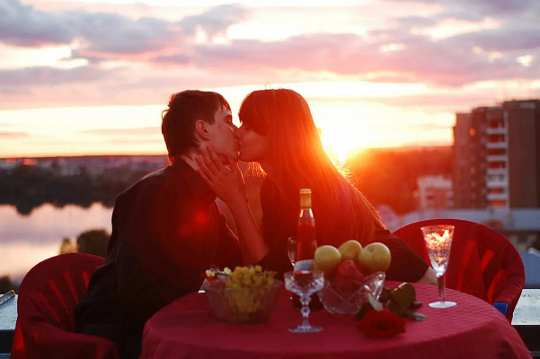 Романтическое свидание на крыше в Волгограде. Ultra Подарки. Купить романтическое свидание на крыше в Волгограде. Подарите самым близким незабываемые моменты и почувствуйте друг друга ещё ближе. Сервис UltraPodarki.ru 8 800 505 95 30. Романтическое свидание на крышев Волгограде, свидание на крышев Волгограде, свидание, сертификат на свидание на крыше, сертификат на свидание в Волгограде, купить свидание на крыше, купить свидание Волгоград